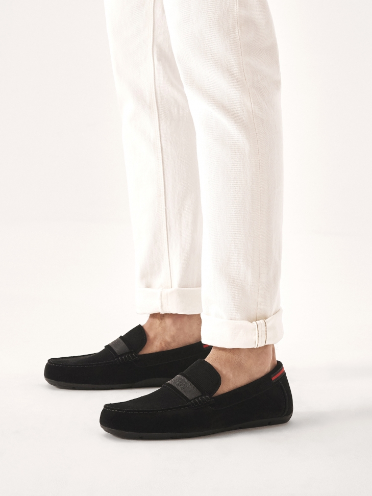 Czarne zamszowe mokasyny zdobione taśmą z logotypem