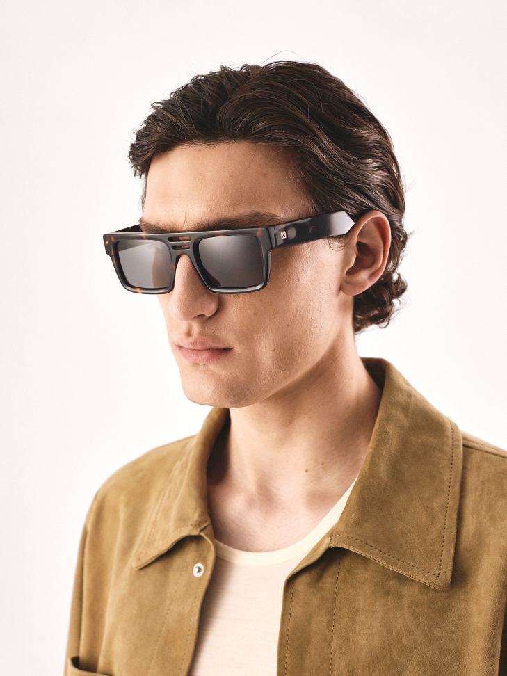 Brązowe klasyczne okulary wayfarer