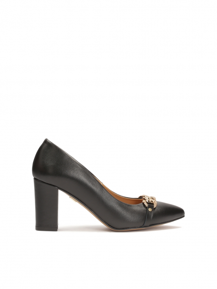 Czarne czółenka na słupku zdobione łańcuchem