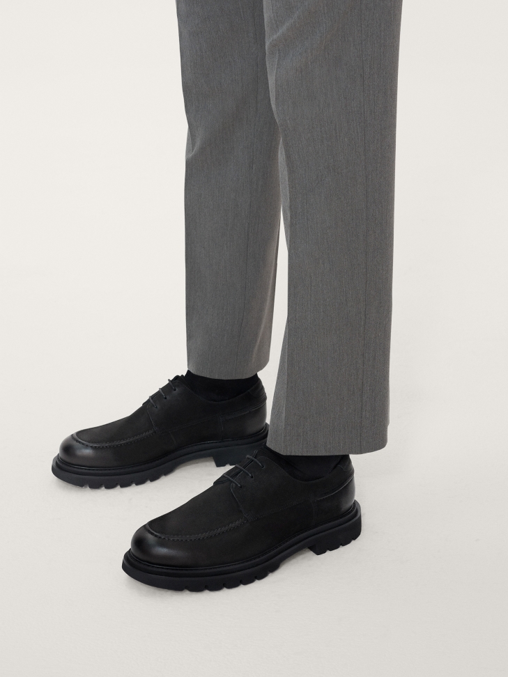 Czarne casualowe półbuty męskie na podeszwie z bieżnikiem