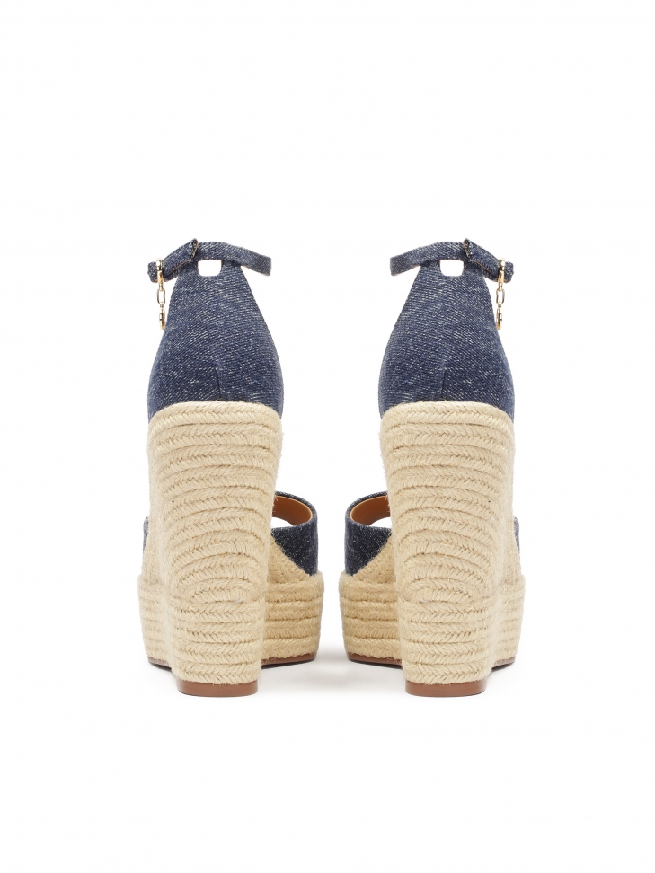 Denimowe sandały na koturnie z paskiem wokół kostki