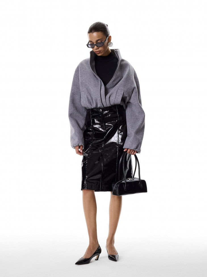 Czarne czółenka z noskiem w szpic na skośnym obcasie