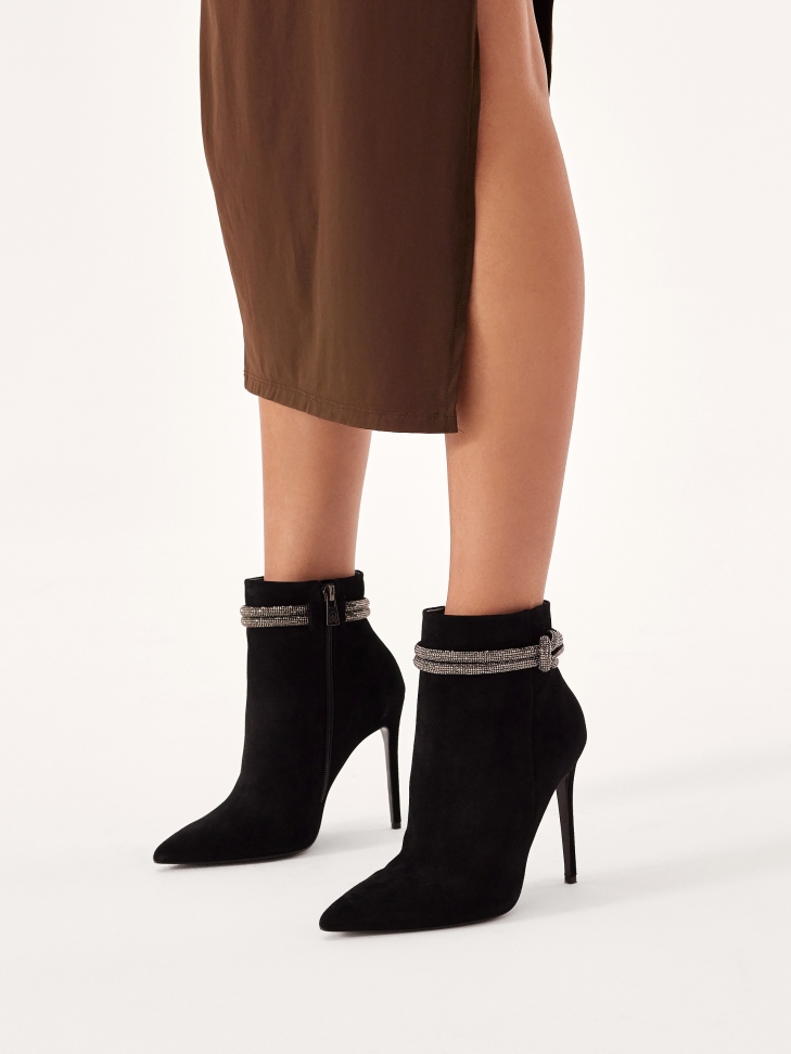 Czarne botki na smukłej szpilce z efektowną ozdobą