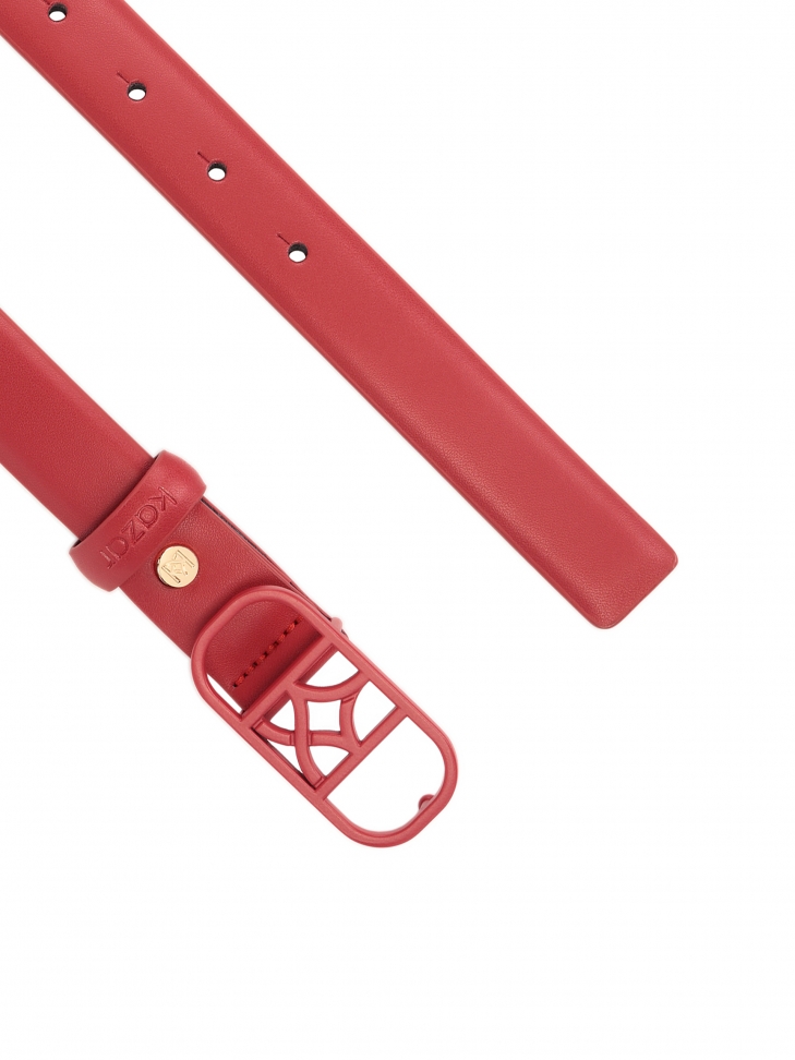 Czerwony wąski pasek z efektowną klamrą