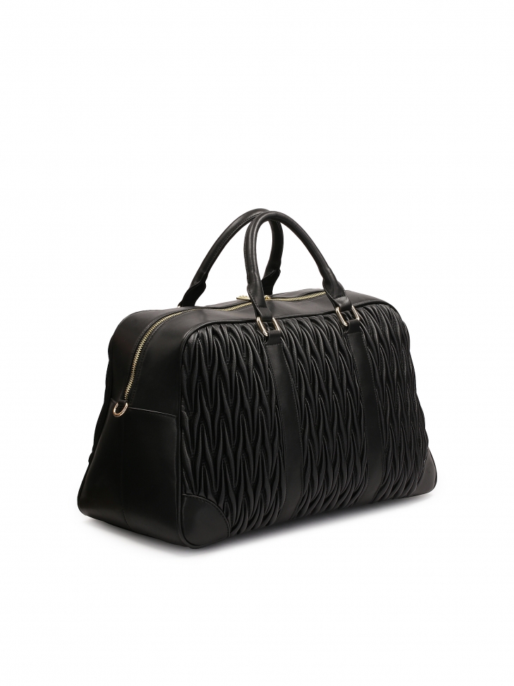 Czarna torba podróżna z miękkiej pikowanej skóry