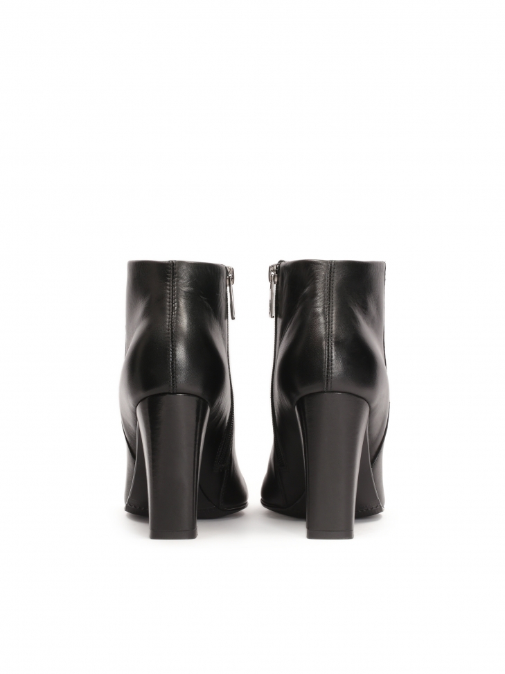 Czarne skórzane botki z wydłużonymi noskami
