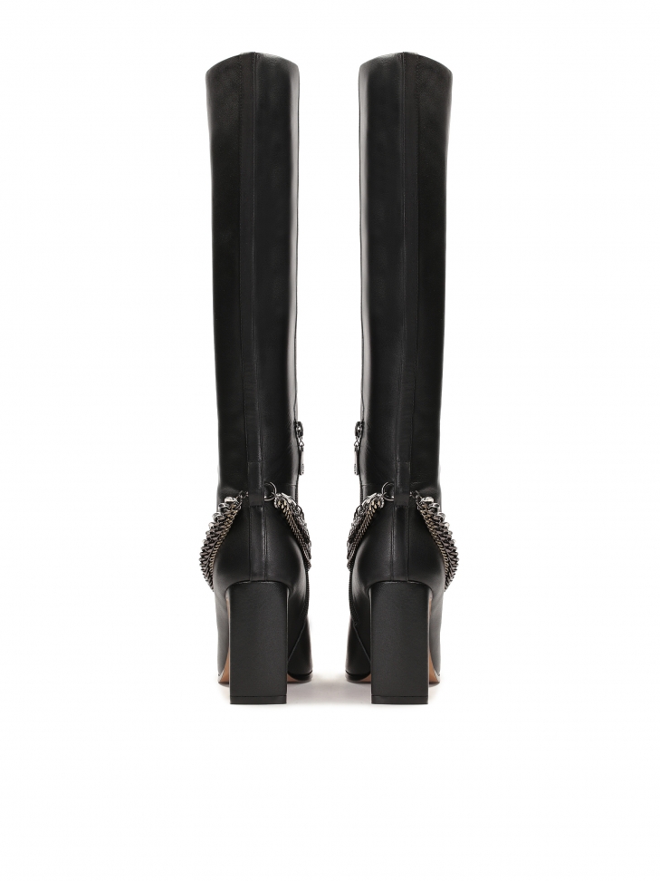 Eleganckie skórzane kozaki z wąskim słupkowym obcasem i łańcuszkami