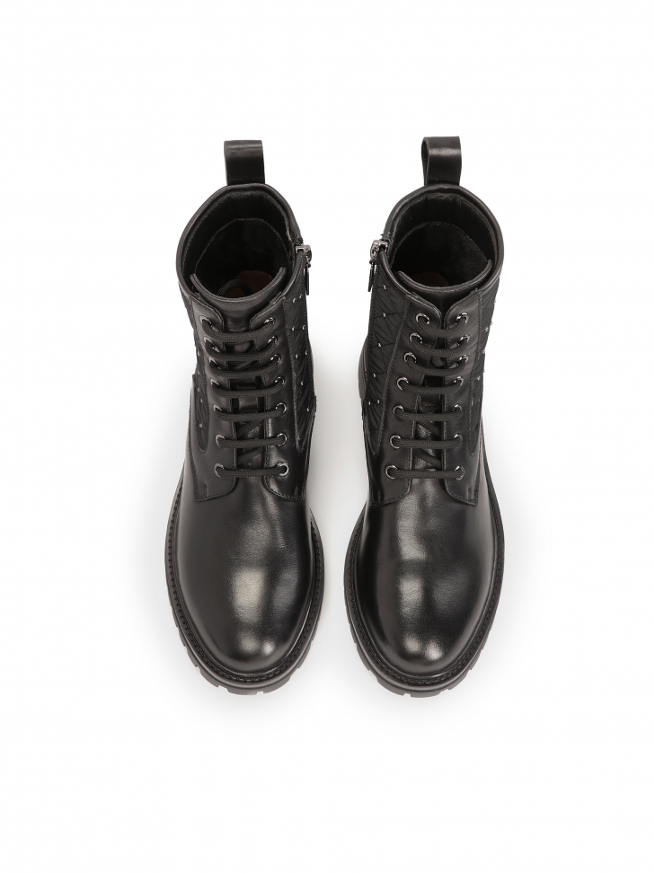 Zdobione nitami trzewiki z tkaniny i skóry