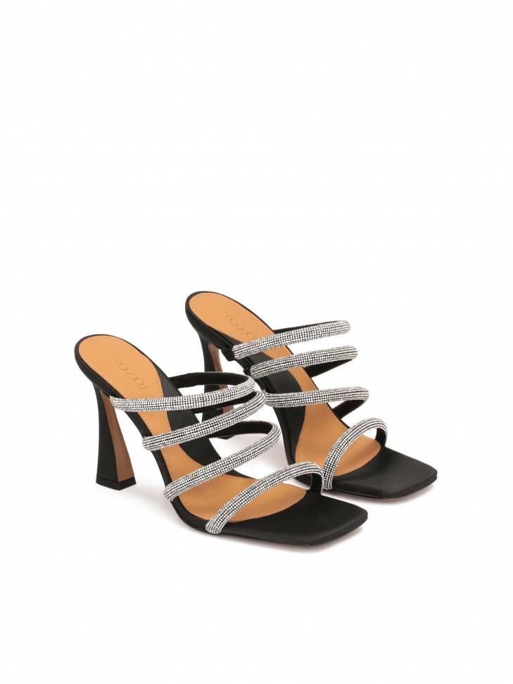 Zdobione yształkami klapki na obcasie