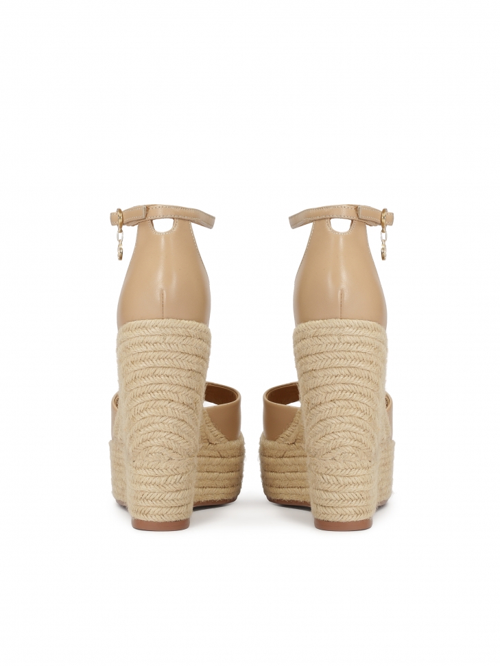 Sandały na wysokim koturnie ze sznurkiem