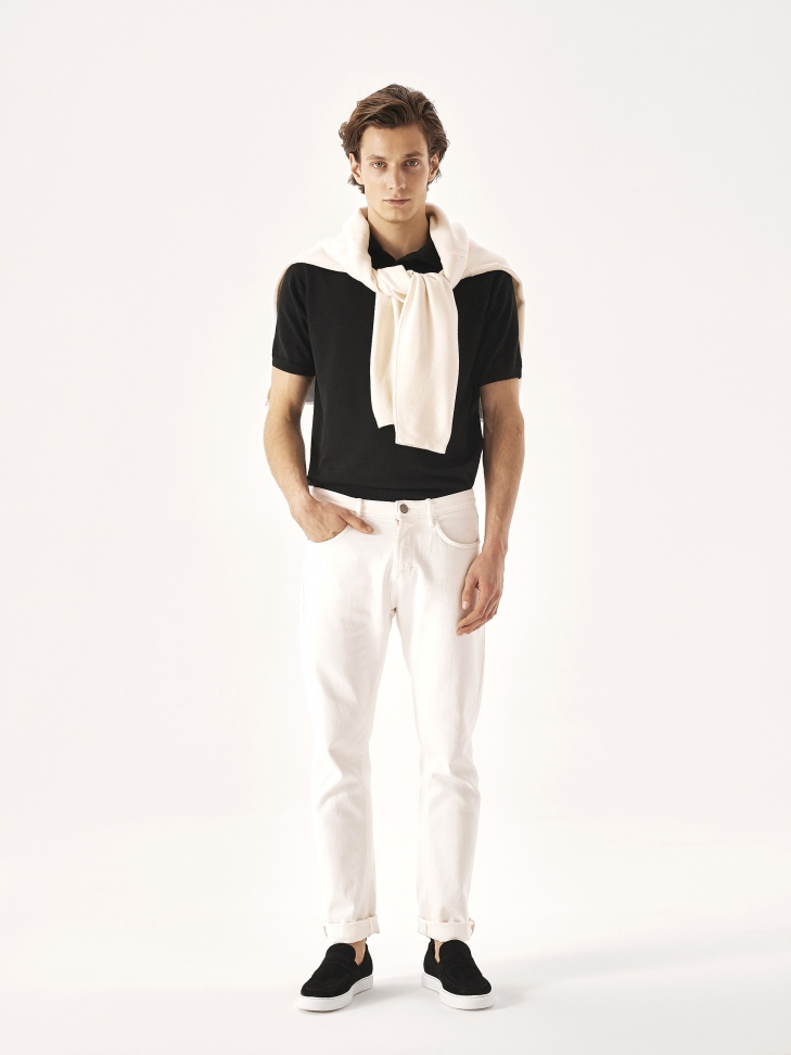 Czarne sneakersy slip-on z zamszu na kontrastującej podeszwie