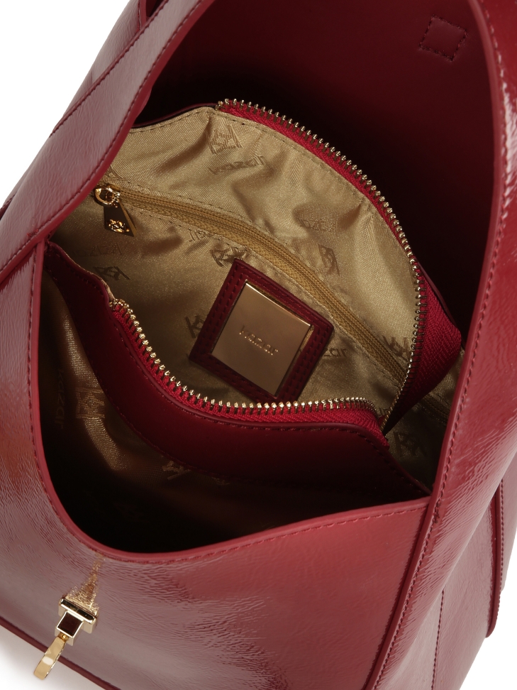 Bordowa torebka z marszczonej lakierowanej skóry