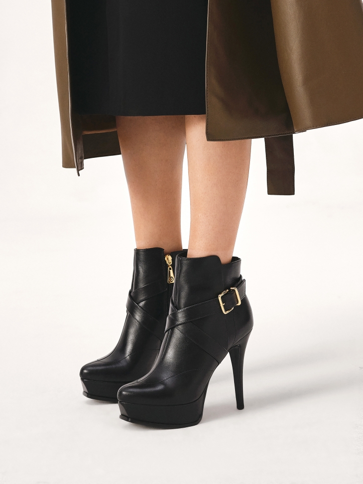 Czarne botki na wysokim obcasie i platformie