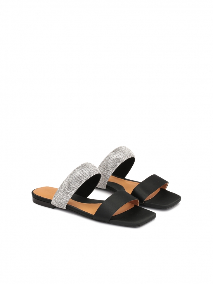 Klapki z tkaniny ozdobione yształkami