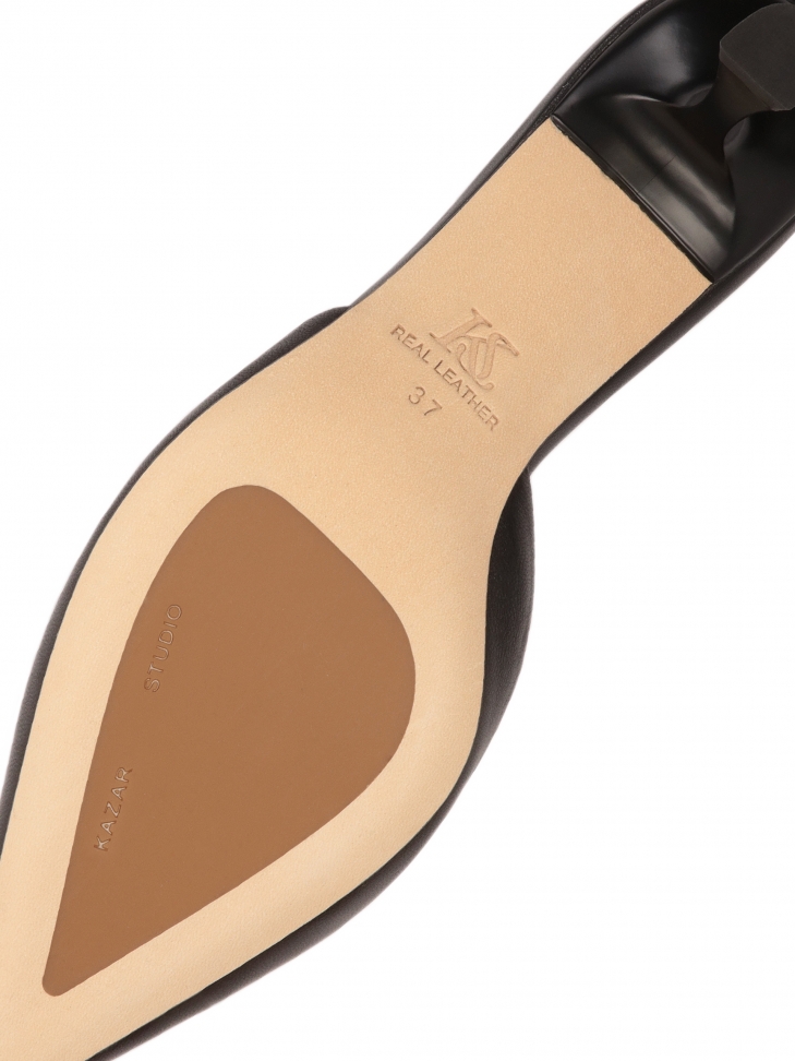 Czarne czółenka na obcasie z wyciętą cholewką