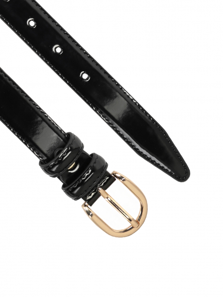 Elegancki lakierowany pasek damski ze smukłą klamrą