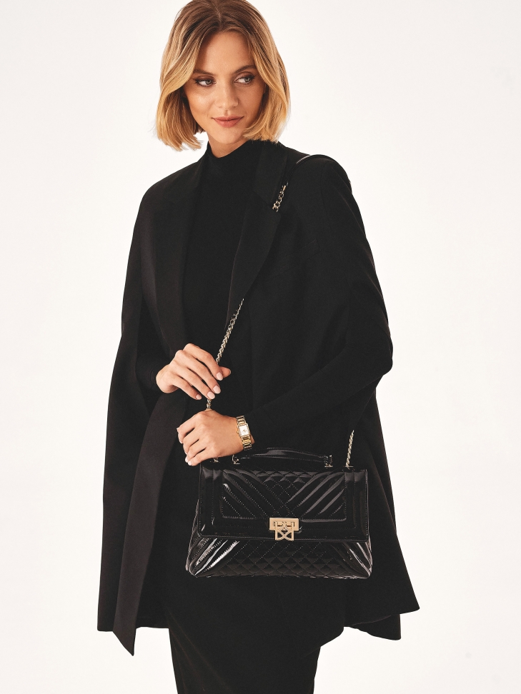 Lakierowana torebka z klapą