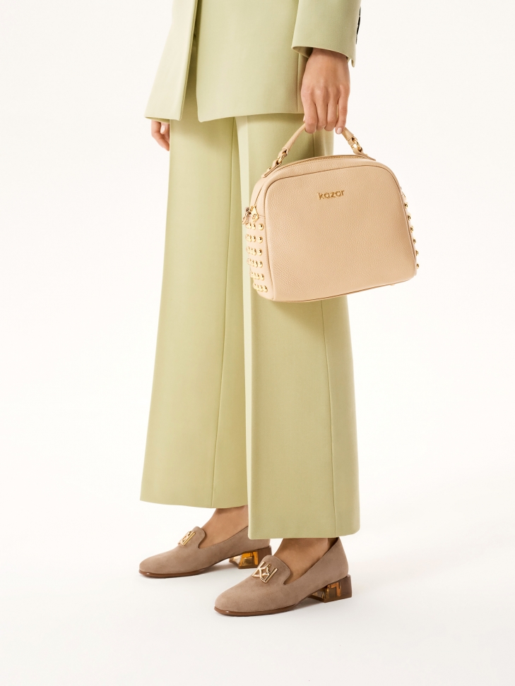 Zamszowe półbuty na zdobionym obcasie