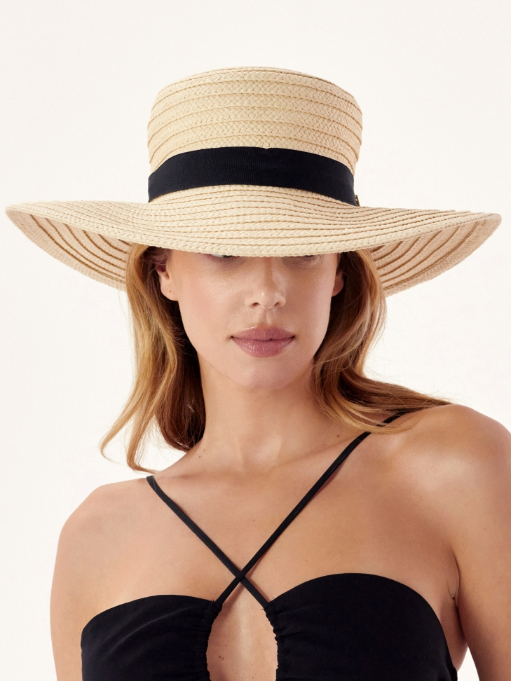 Słomkowy kapelusz ze wstążką