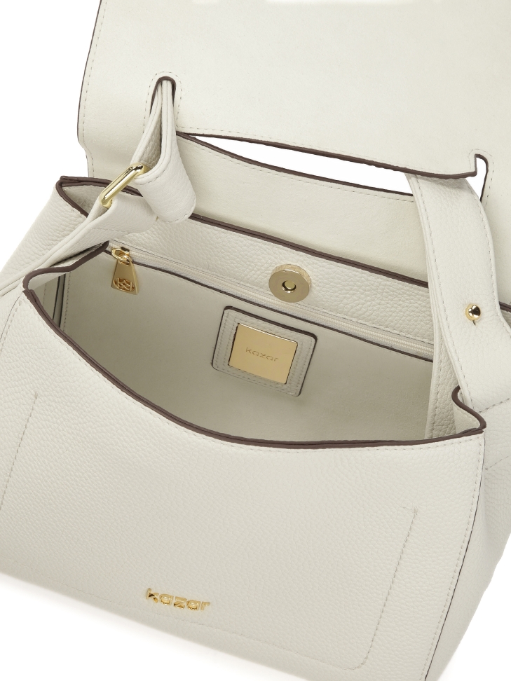 Biała torebka z klapą w tłoczony wzór