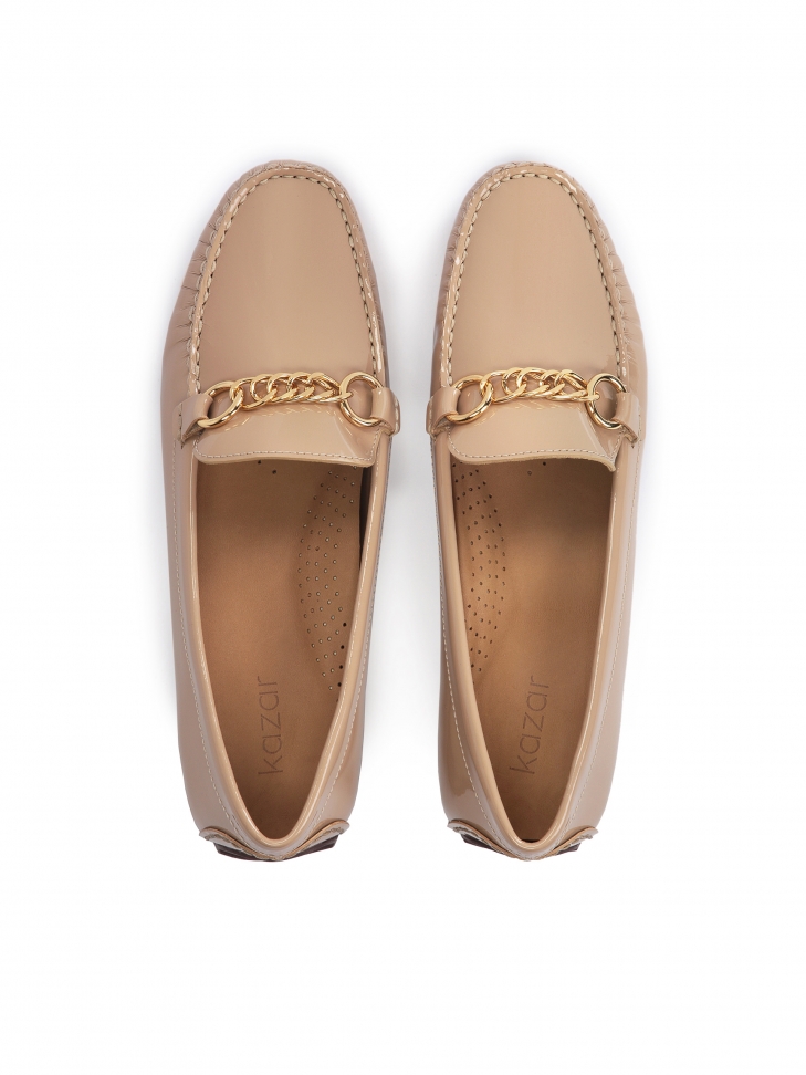 Jasnobrązowe lakierowane mokasyny damskie