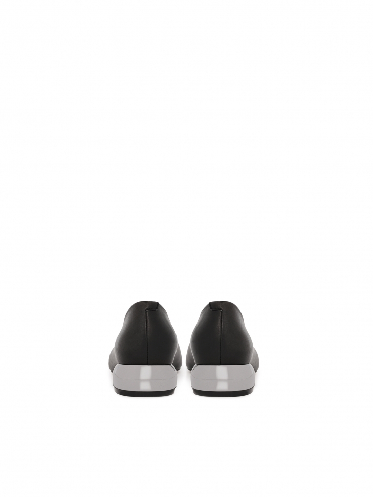 Niskie skórzane czółenka ze spiczastym noskiem