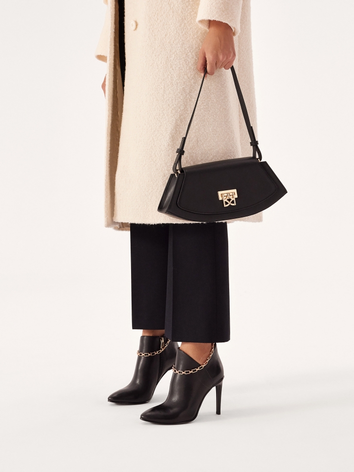 Zjawiskowe botki na smukłej szpilce z efektownym łańcuszkiem przy kostce