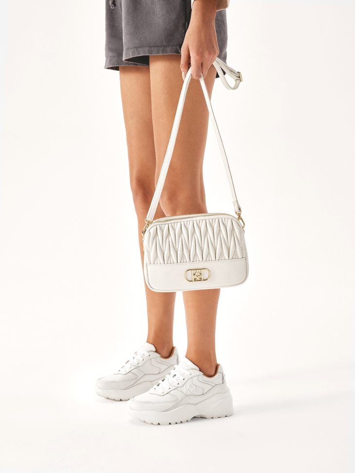 Białe skórzane sneakersy na grubej podeszwie