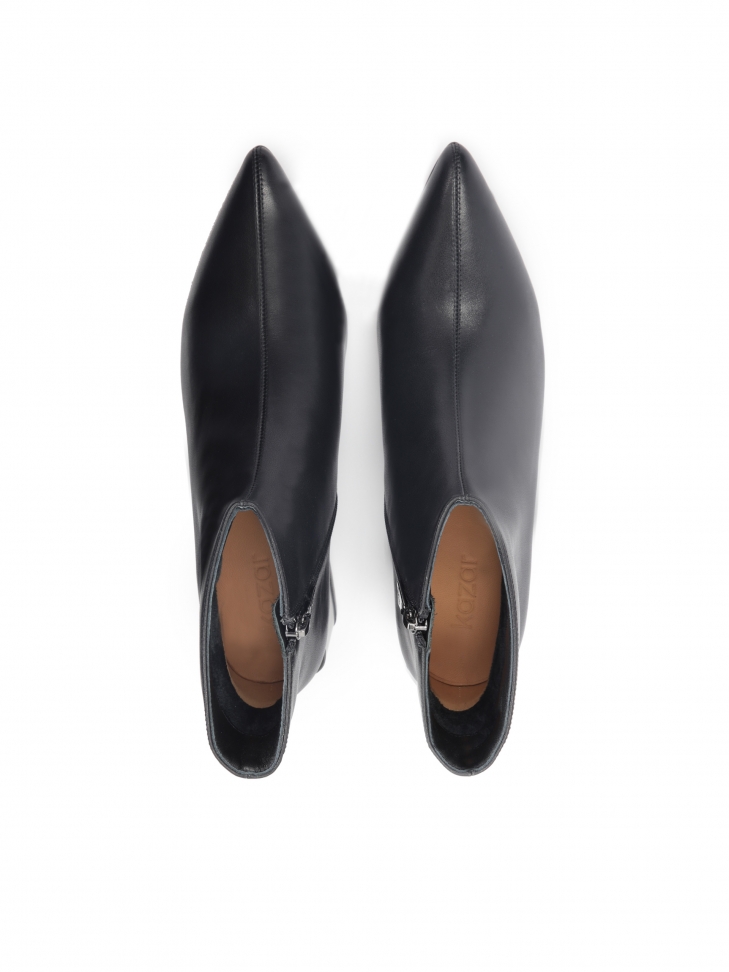 Czarne skórzane botki na modnym wystającym obcasie