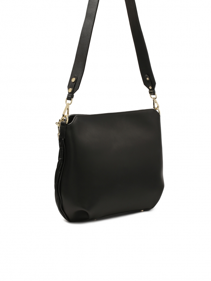 Pikowana czarna torebka z łańcuszkiem i odpinanym paskiem