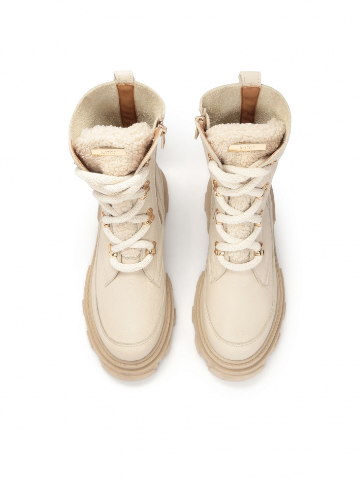 Beżowe trzewiki z wysoką sznurowaną cholewką