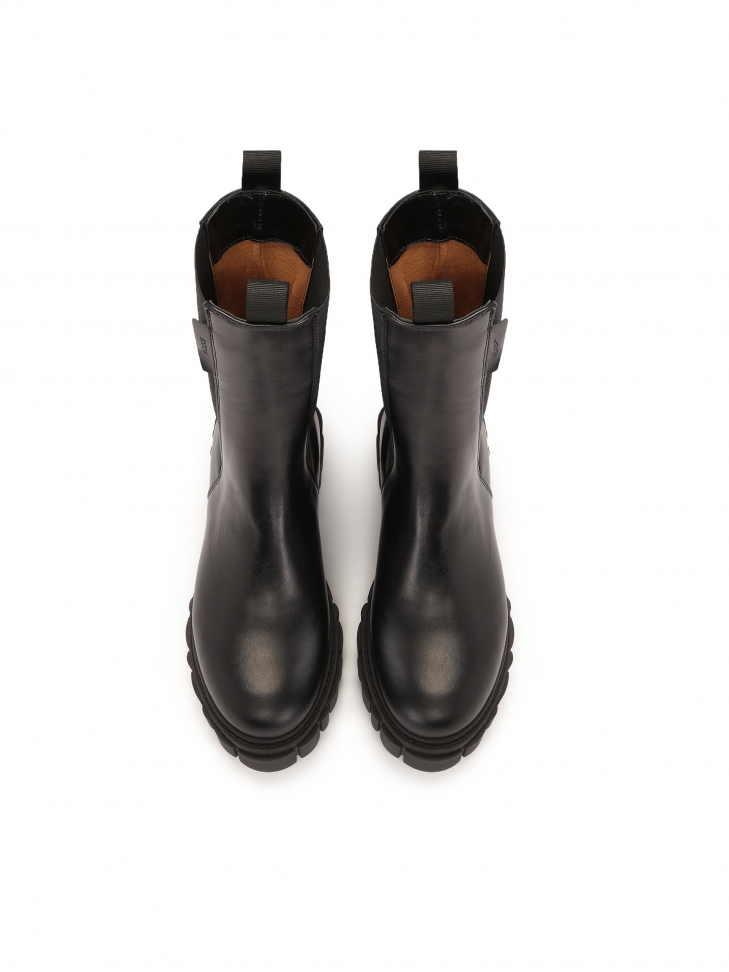 Czarne wsuwane botki chealse na trepowej podeszwie