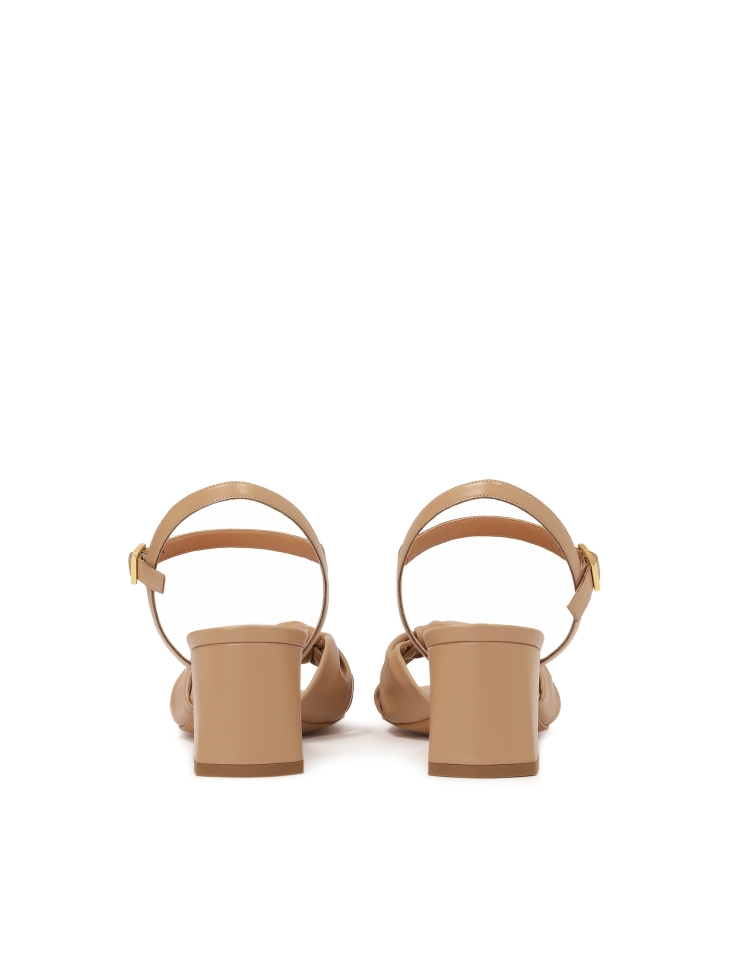 Beżowe sandały z supełkiem na pasku