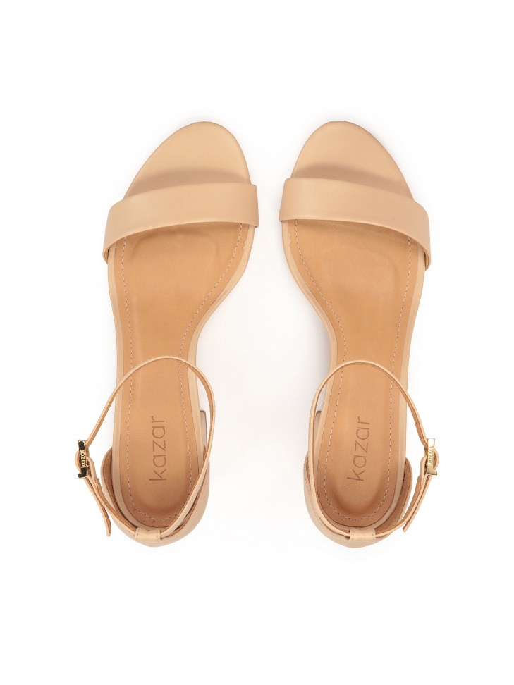 Uniwersalne beżowe sandały na niskim obcasie