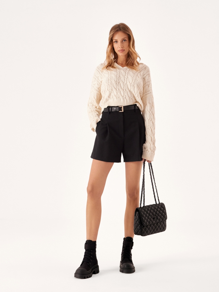 Czarna skórzana torebka z pikowaniem o podłużnym kształcie