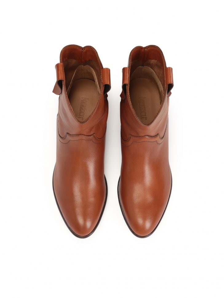 Skórzane kowbojki z zaoągloną cholewką