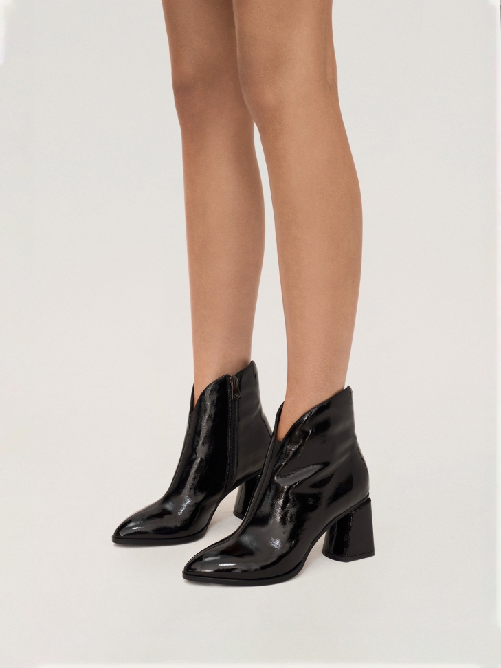 Czarne lakierowane botki z wyprofilowaną cholewką