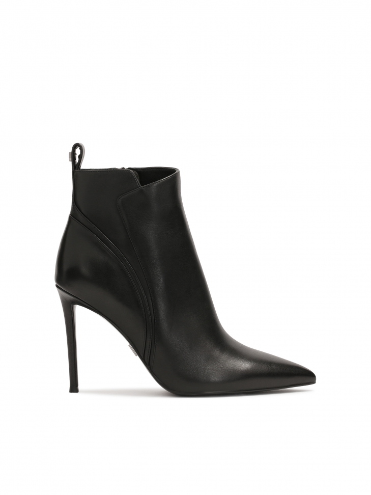 Czarne botki z falistym przeszyciem na cholewce