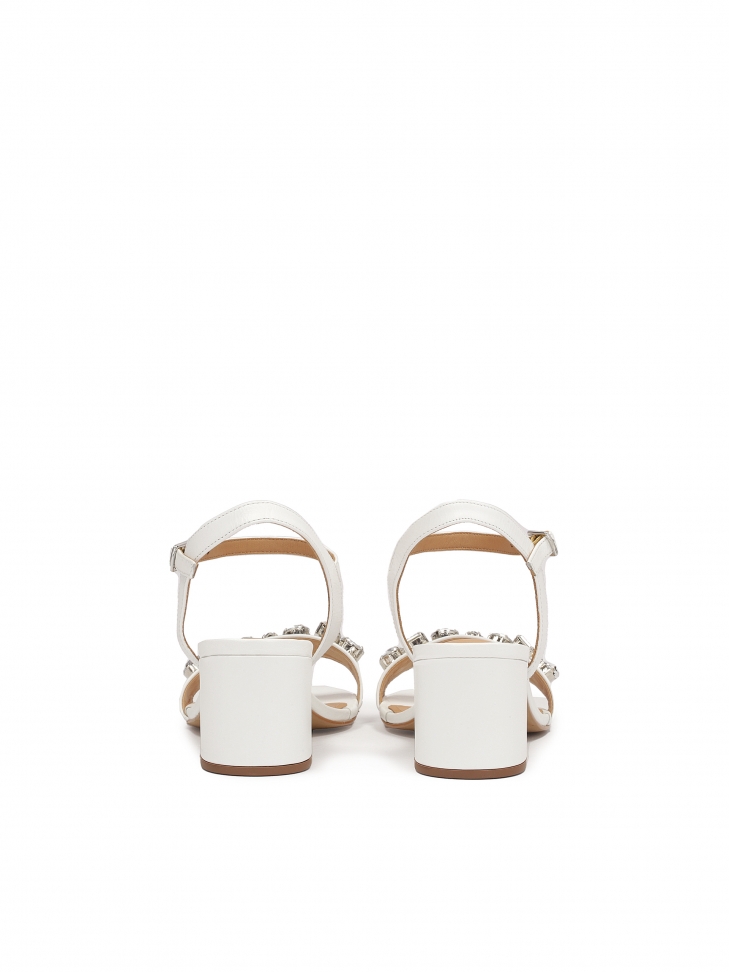 Białe ślubne sandały na szerokim obcasie