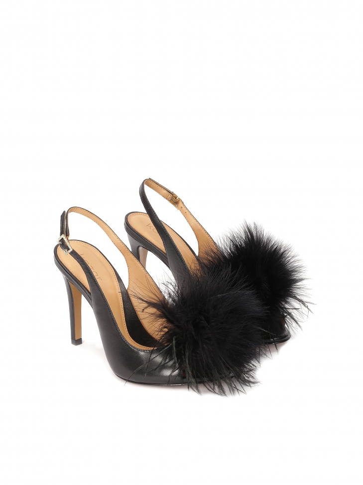 Zabudowane sandały z finezyjnymi piórami