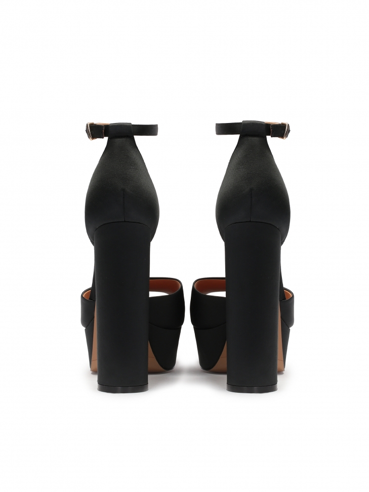 Czarne sandały z tkaniny na grubej platformie i słupku