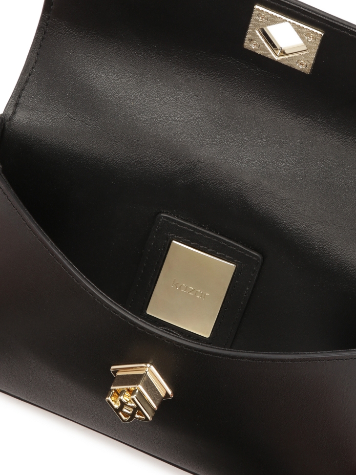 Minimalistyczna czarna torebka ze otym łańcuchem