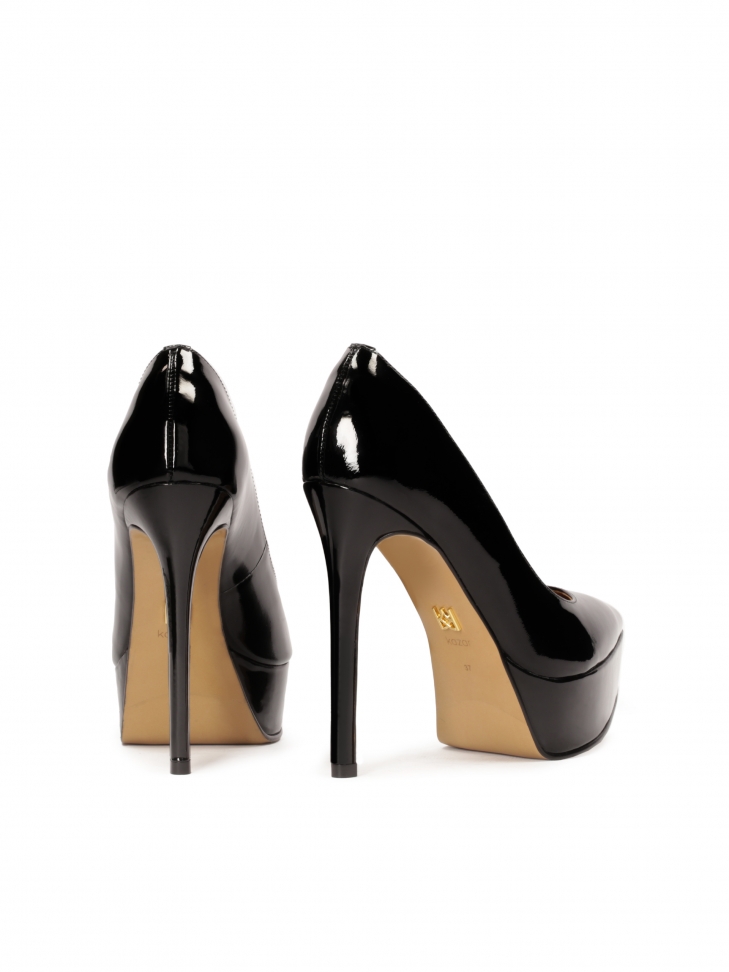 Czarne lakierowane czółenka na platformie i szpilce