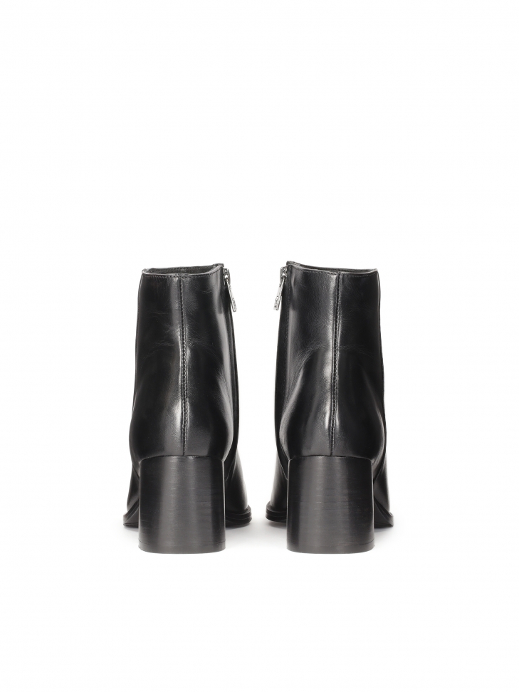 Czarne botki na szerokim obcasie w stylu minimal