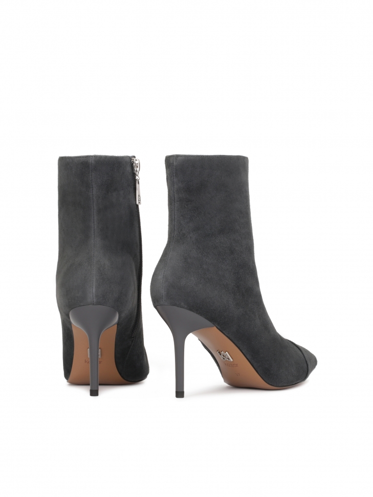Zamszowe botki na smukłym obcasie i z noskiem w szpic