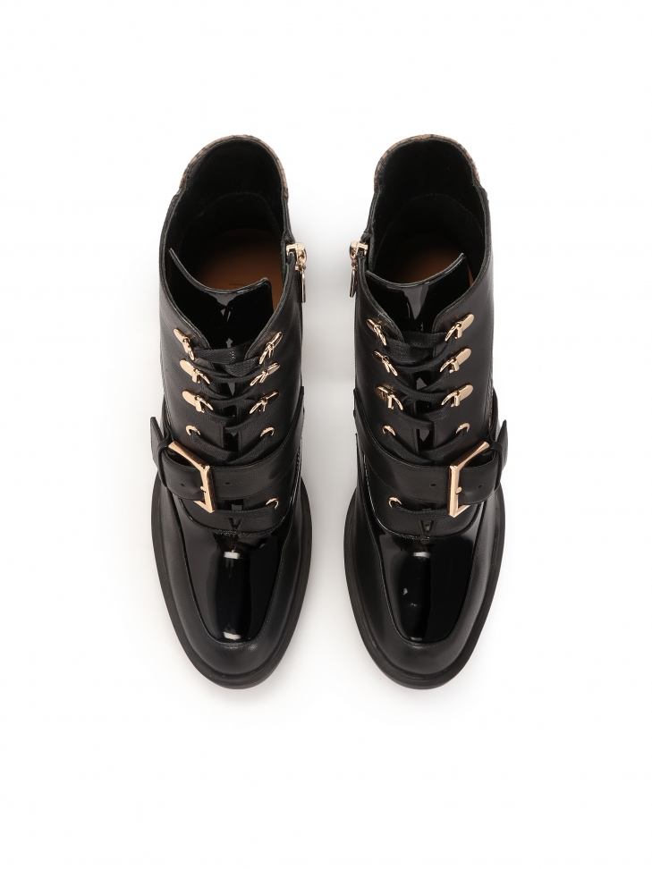 Wzorzyste skórzane botki na wysokim słupku i grubej podeszwie