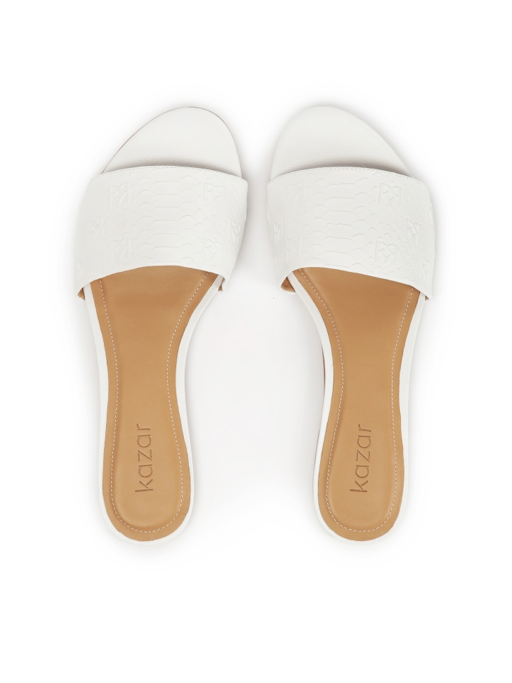 Białe płaskie klapki z tłoczonej skóry