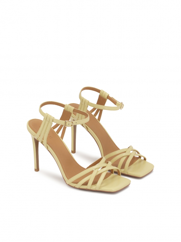 Żółte sandały z cienkimi paseczkami