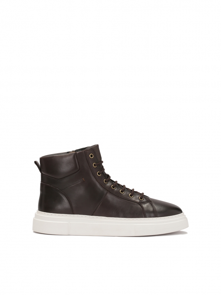 Sznurowane brązowe sneakersy z kontrastującą podeszwą