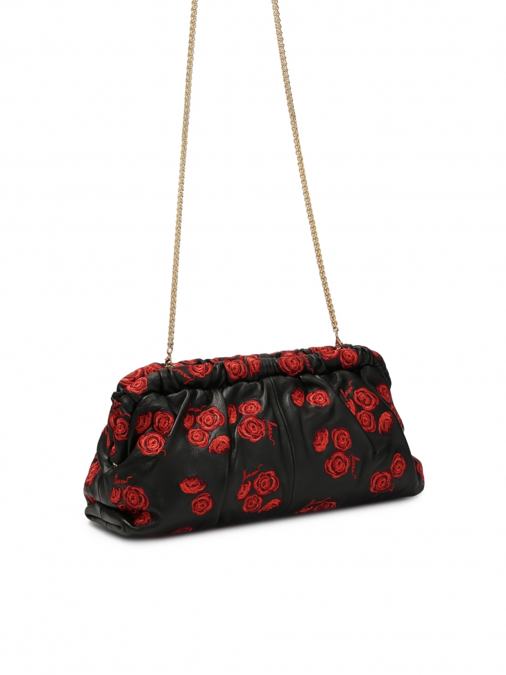 Czarna kopertówka w czerwone róże